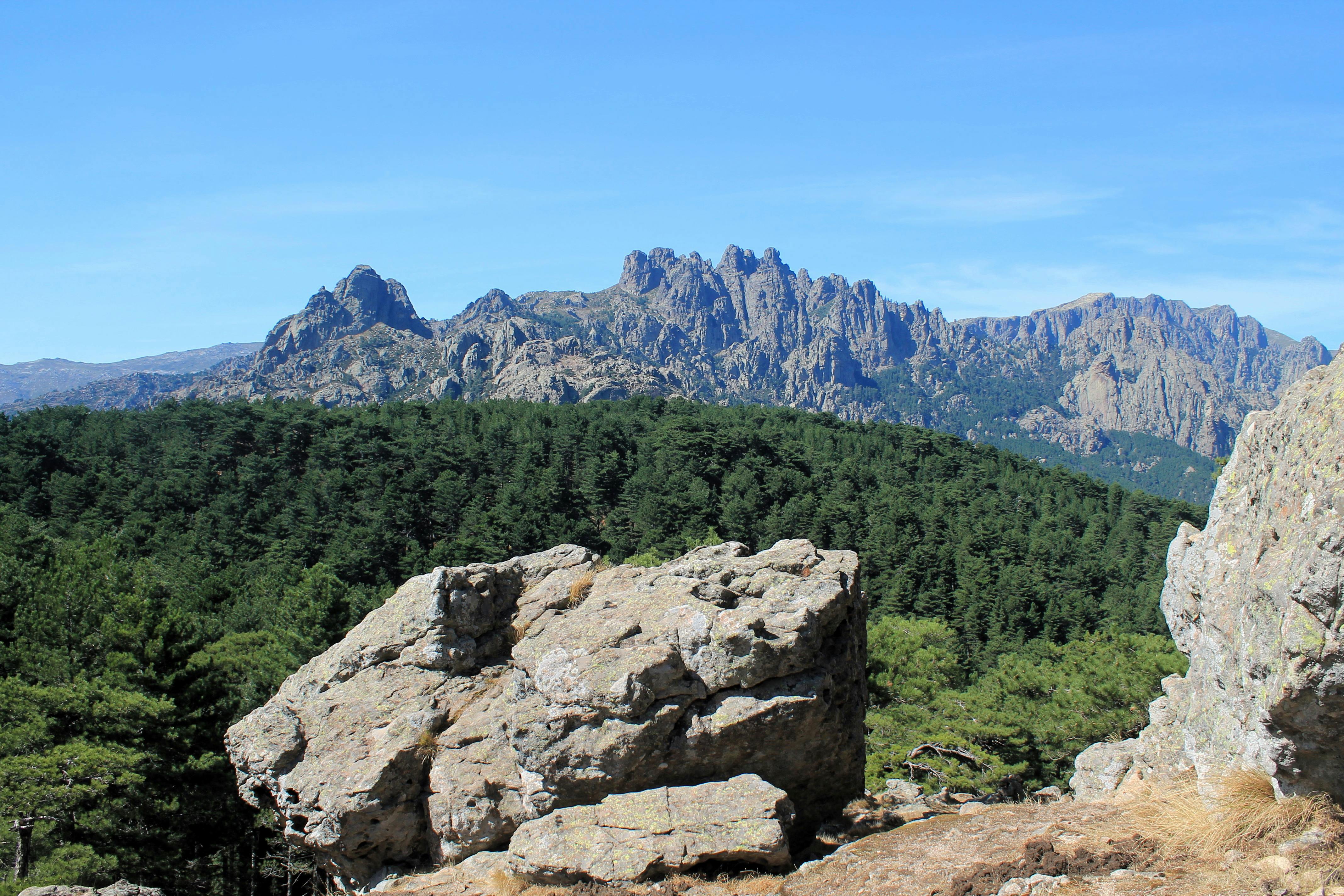 Vue panoramique sur les montagnes corses